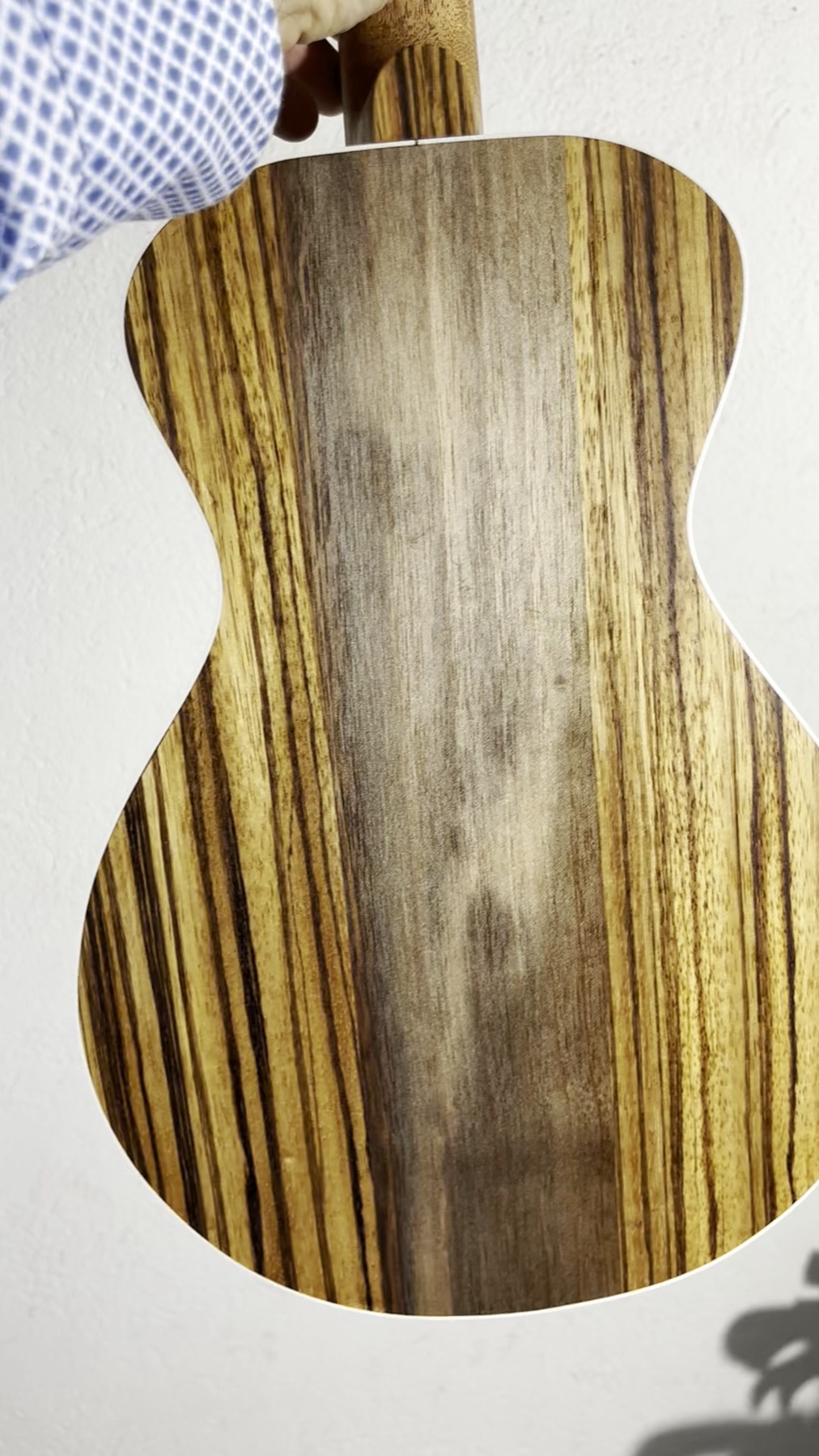 Baritone ukulele zebrawood back, bold striped grain