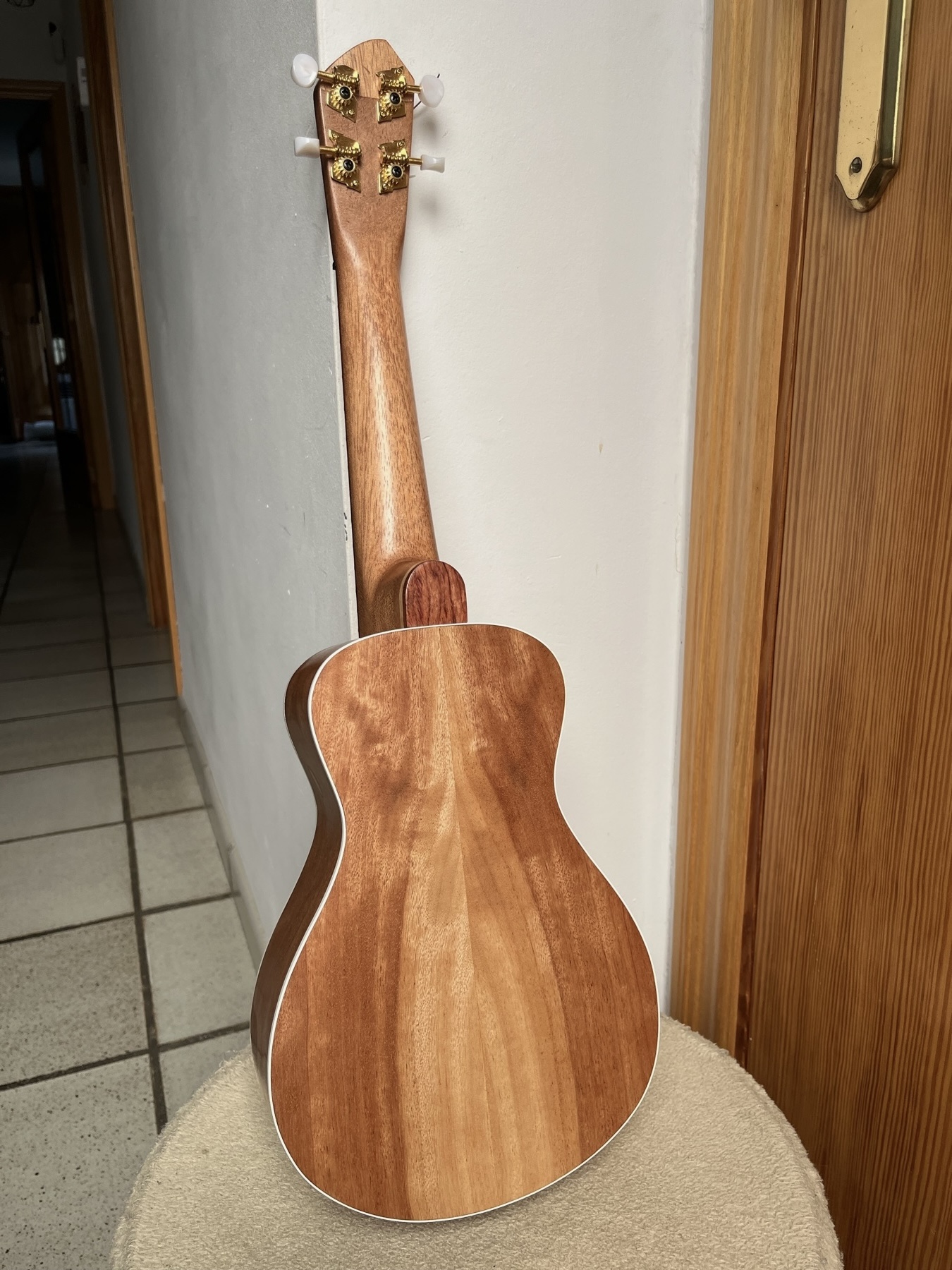 Mahogany ukulele back, smooth grain